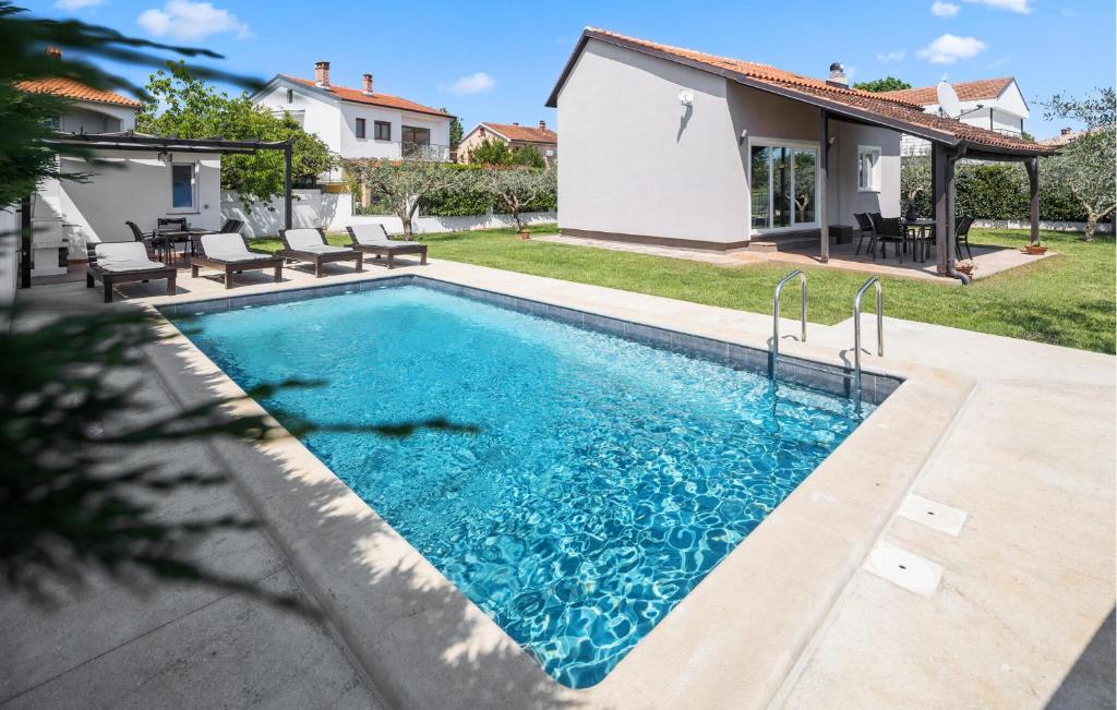 Bazén v ubytovaní Holiday Home Valbandon 11 alebo v jeho blízkosti
