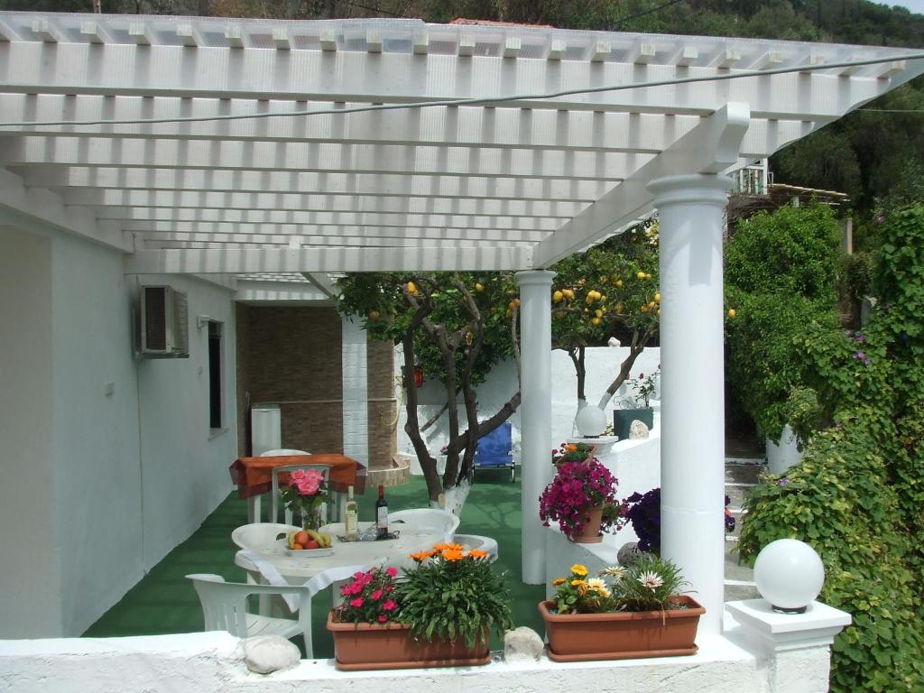 Zahrada ubytování Agathi Beach House (Black Rocks)
