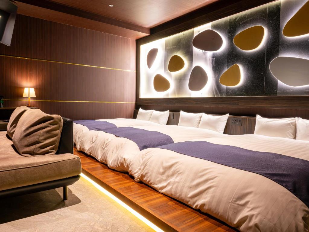 Postel nebo postele na pokoji v ubytování Kobe Port Tower Hotel