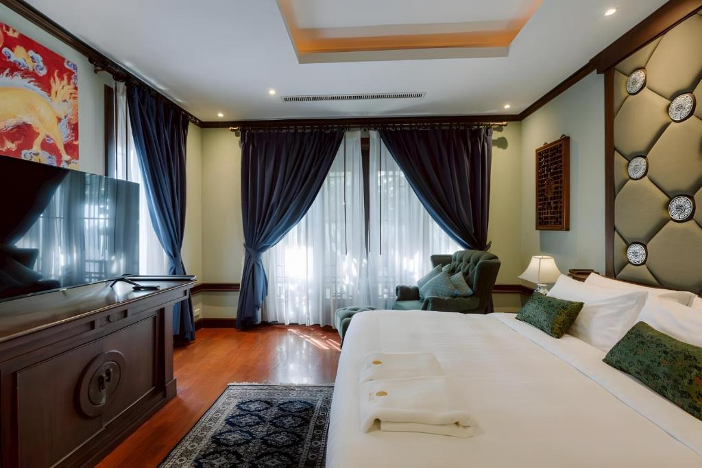 TV a/nebo společenská místnost v ubytování Lunar Mansion Hotel - โรงแรม ลูน่า แมนชั่น เชียงใหม่