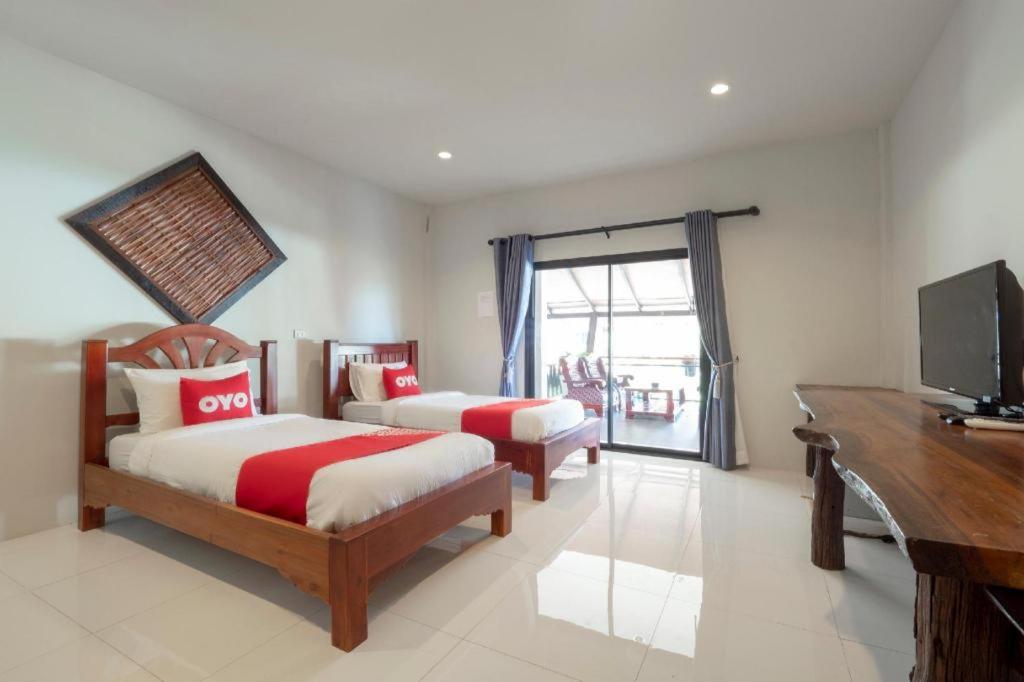 Postel nebo postele na pokoji v ubytování OYO 75343 P TWO P Resort