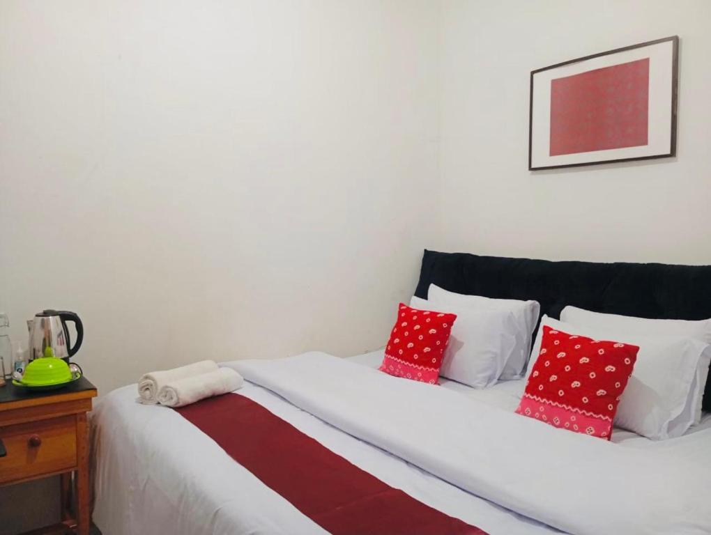 Postel nebo postele na pokoji v ubytování DYAZA LV Grogol Guest House