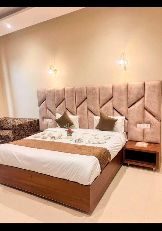 Postel nebo postele na pokoji v ubytování Hotel 'S' IN Ramesh Nagar