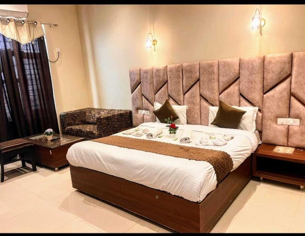 Postel nebo postele na pokoji v ubytování Hotel 'S' IN Ramesh Nagar