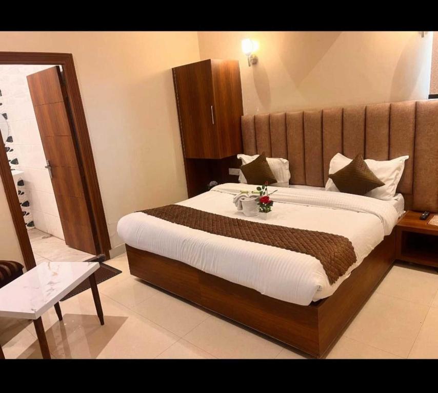Postel nebo postele na pokoji v ubytování Hotel 'S' IN Ramesh Nagar