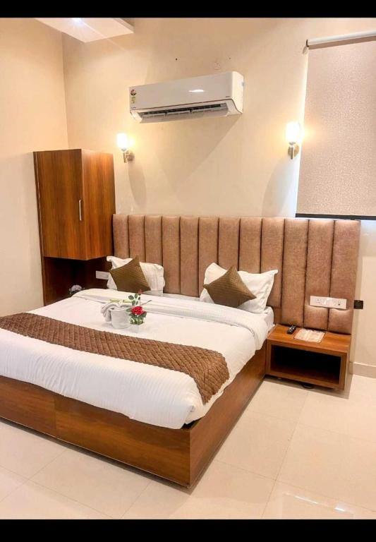 Postel nebo postele na pokoji v ubytování Hotel 'S' IN Ramesh Nagar