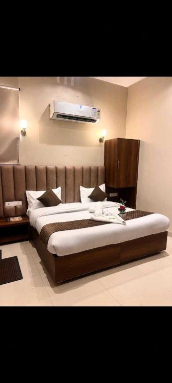 Postel nebo postele na pokoji v ubytování Hotel 'S' IN Ramesh Nagar