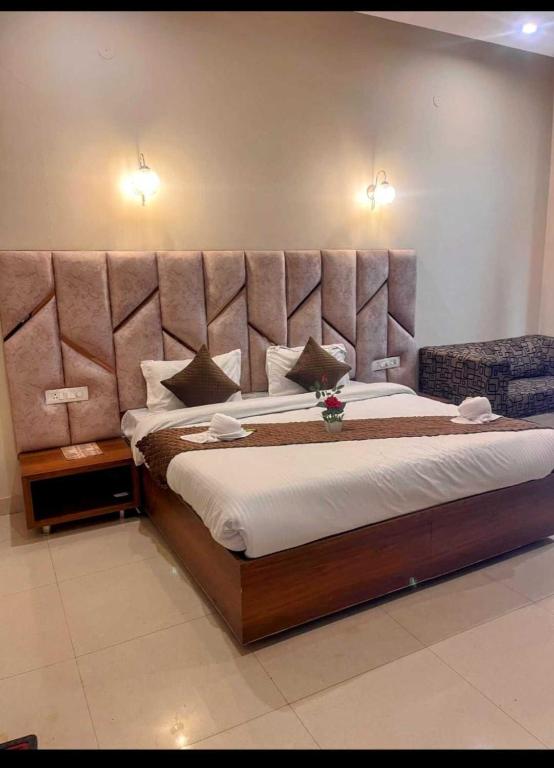 Postel nebo postele na pokoji v ubytování Hotel 'S' IN Ramesh Nagar