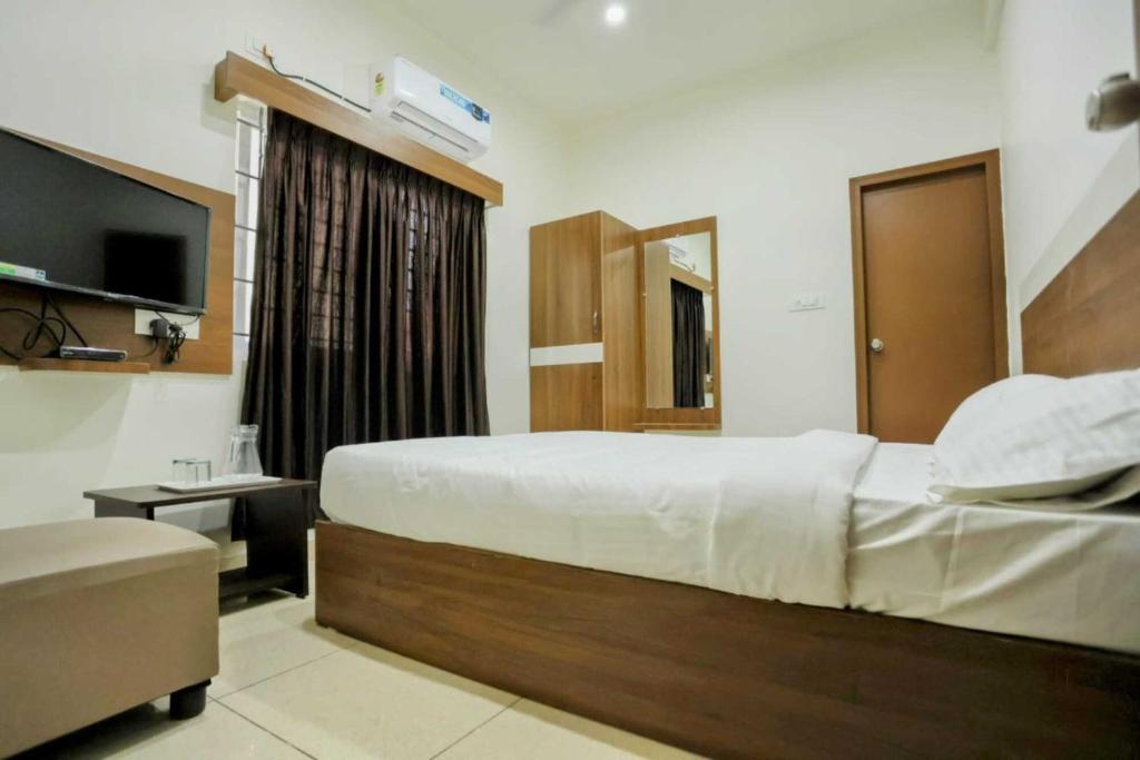 Postel nebo postele na pokoji v ubytování Hotel 'S' IN Ramesh Nagar