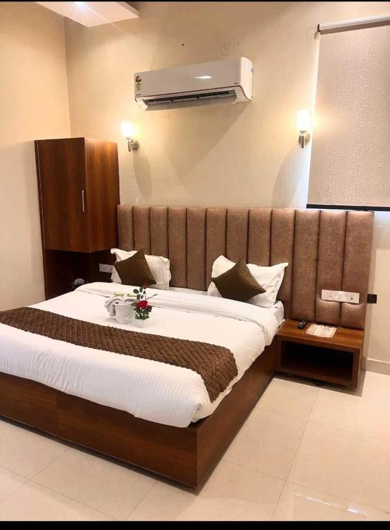 Postel nebo postele na pokoji v ubytování Hotel 'S' IN Ramesh Nagar