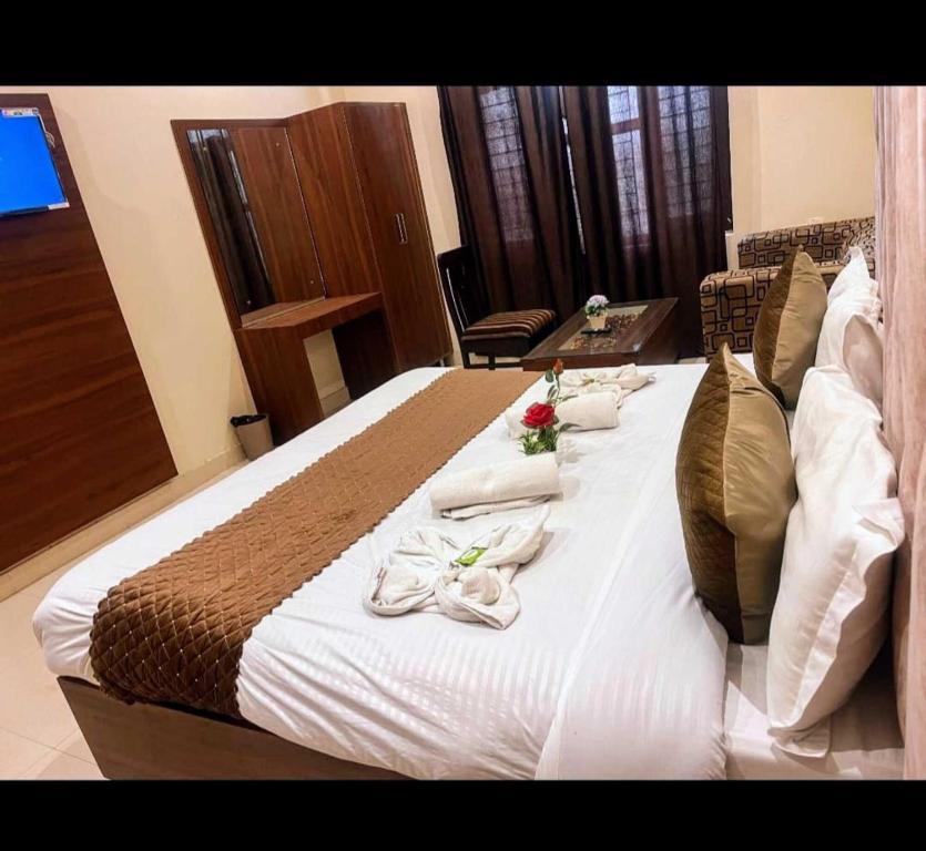 Postel nebo postele na pokoji v ubytování Hotel 'S' IN Ramesh Nagar
