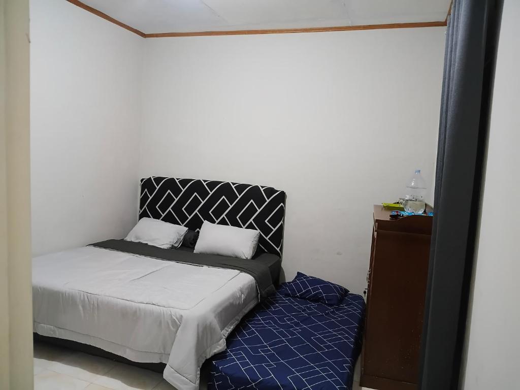 Ένα ή περισσότερα κρεβάτια σε δωμάτιο στο MENPoRKOsT DaN FaMILY Homestay