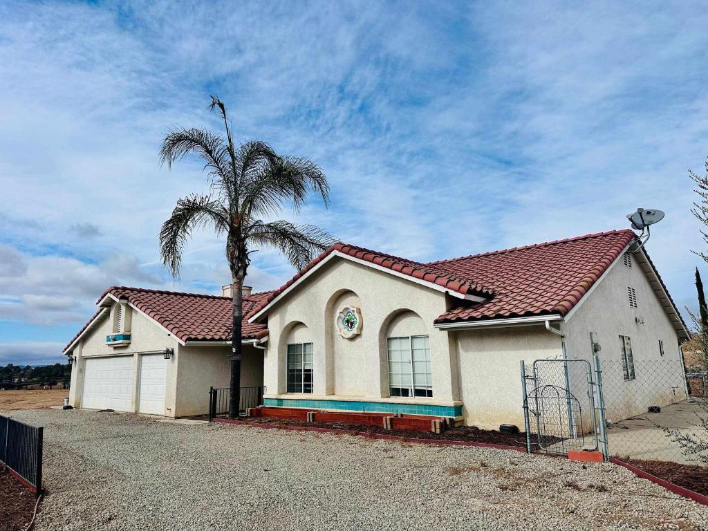 una casa con una palmera delante en Allura Encantado - Temecula Wine Retreat, en Temecula