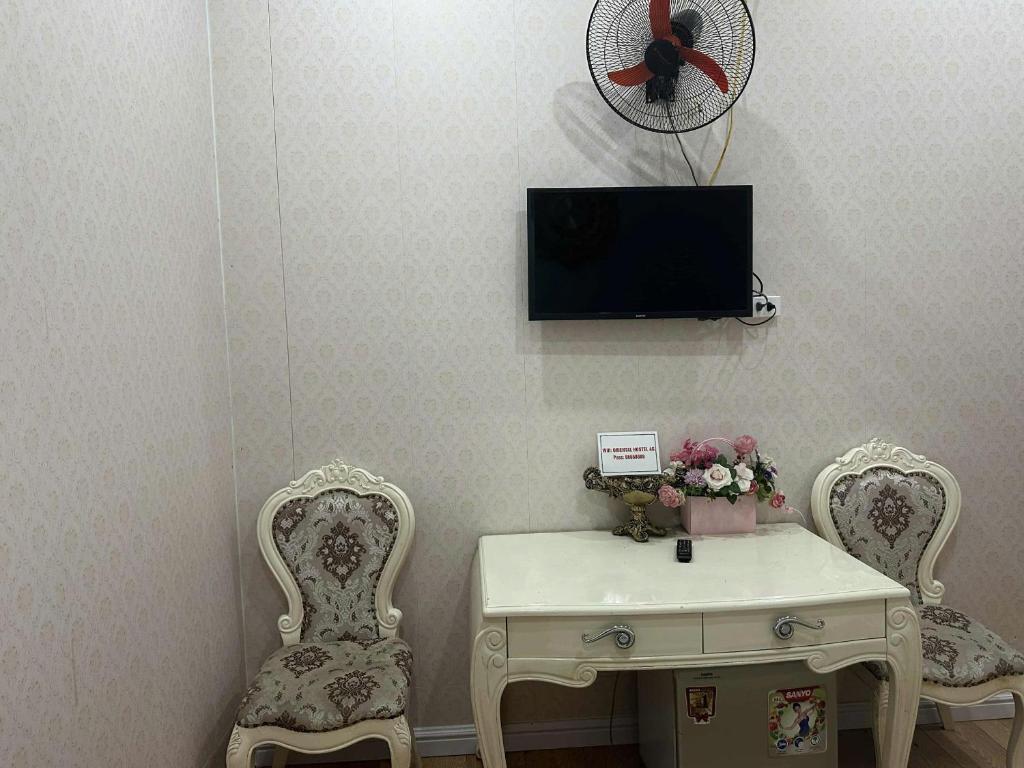 TV a/nebo společenská místnost v ubytování Hanoi 0riental Hotel