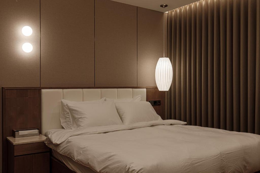 Postel nebo postele na pokoji v ubytování Aventa Hotel