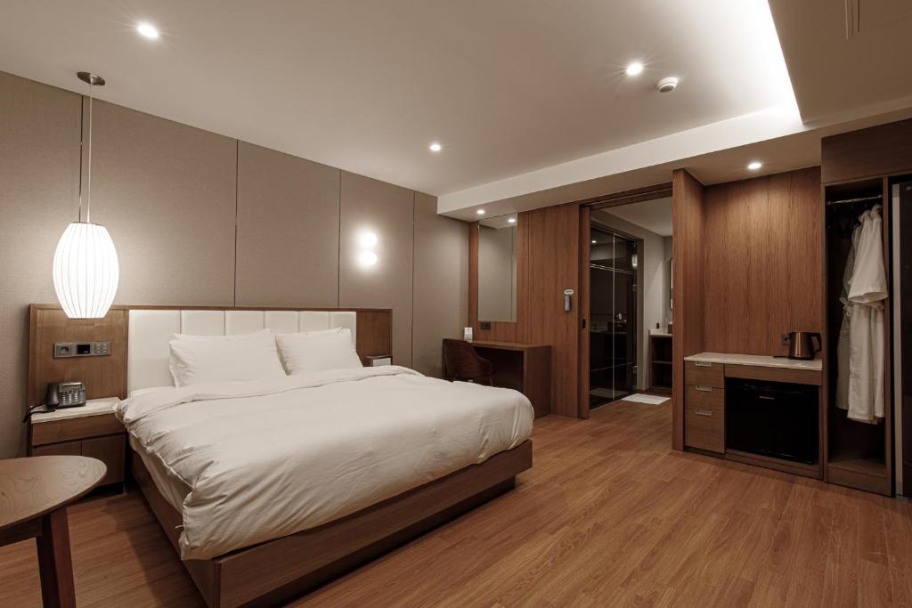 Postel nebo postele na pokoji v ubytování Aventa Hotel