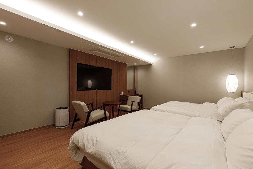 Postel nebo postele na pokoji v ubytování Aventa Hotel
