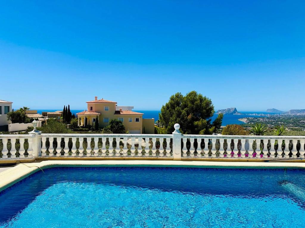een zwembad met een wit hek bij Villa Mar y Sol in Benitachell
