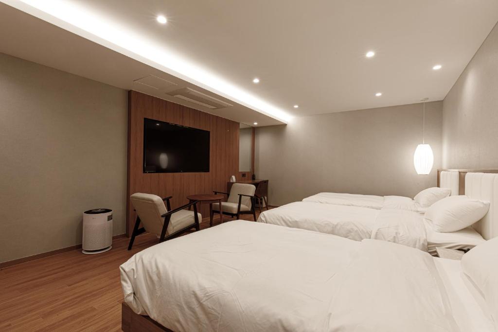 Postel nebo postele na pokoji v ubytování Aventa Hotel