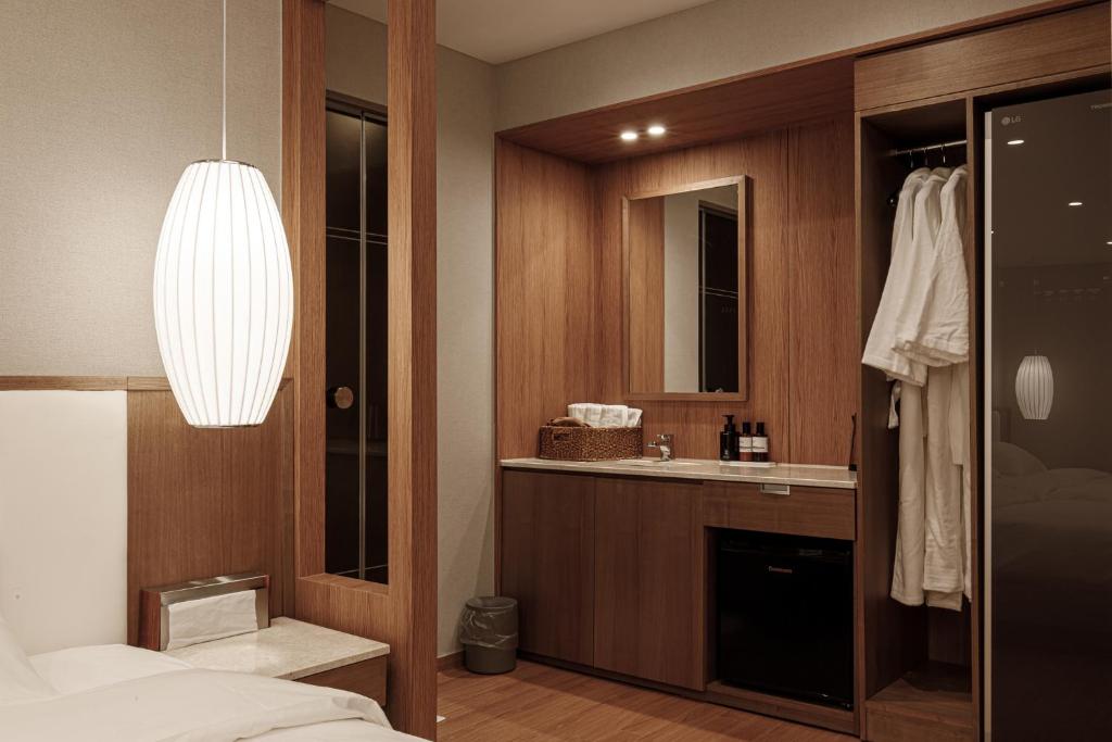 Koupelna v ubytování Aventa Hotel