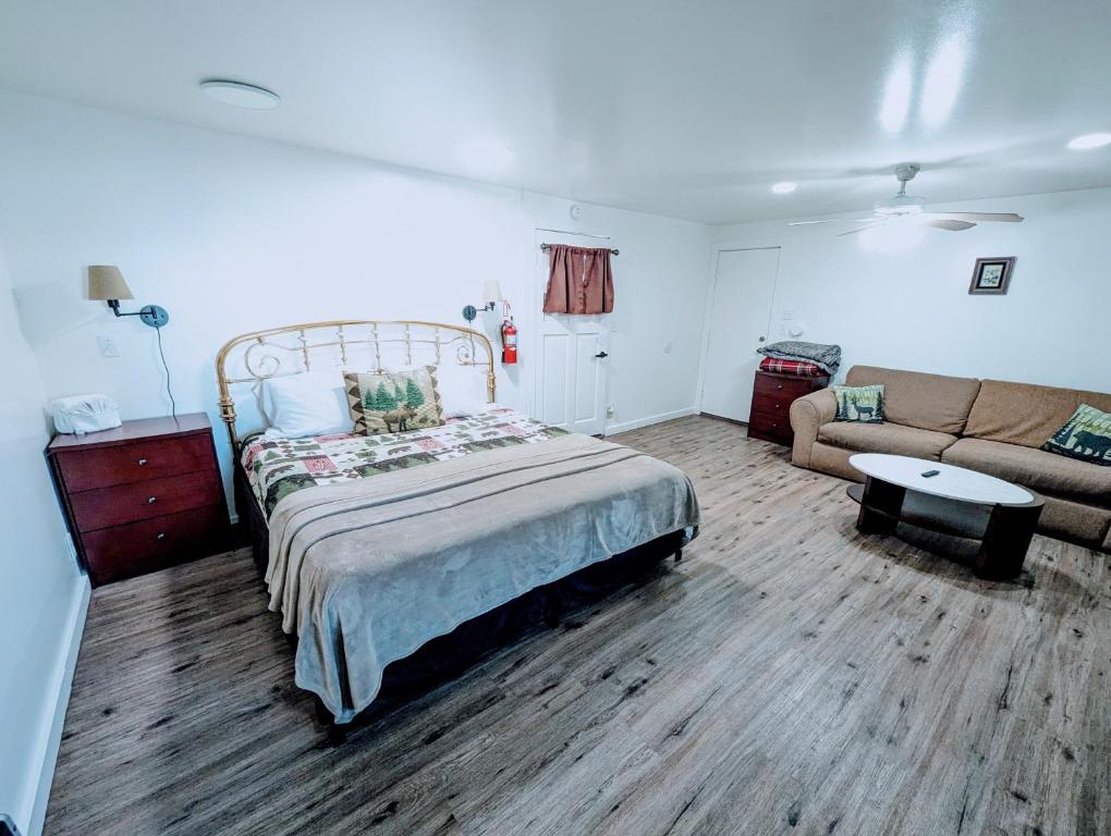 a bedroom with a bed and a couch at Fox n Bear Cottages Big Bear in Big Bear Lake