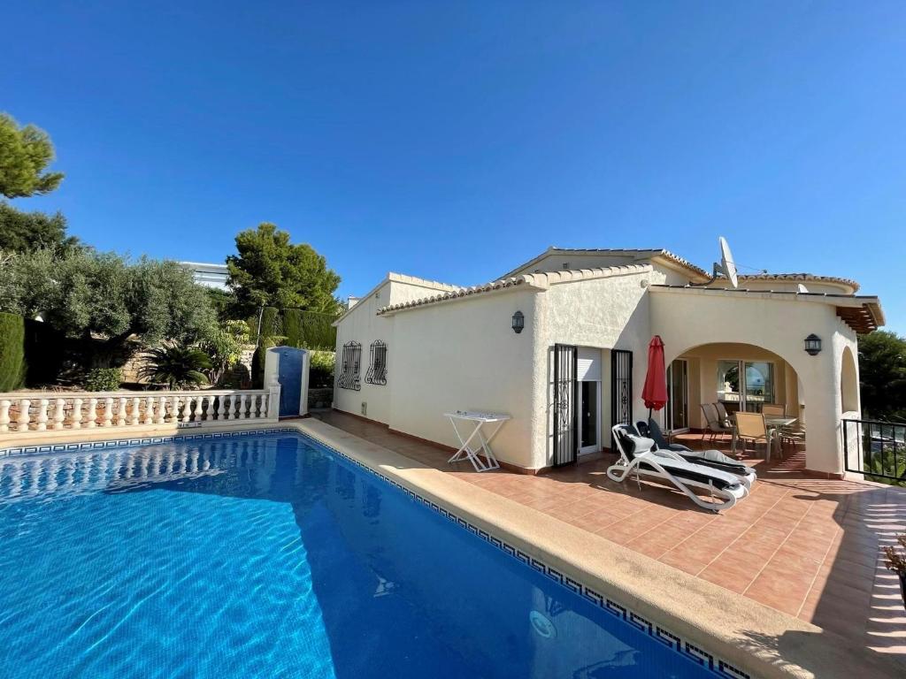 ベニタチェルにあるVilla Melissaのプールと家のあるヴィラ