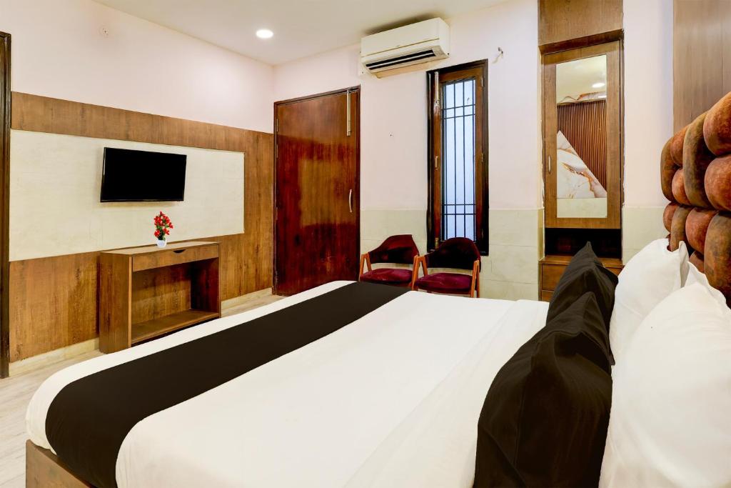TV a/nebo společenská místnost v ubytování Super Hotel O Alipur Narela