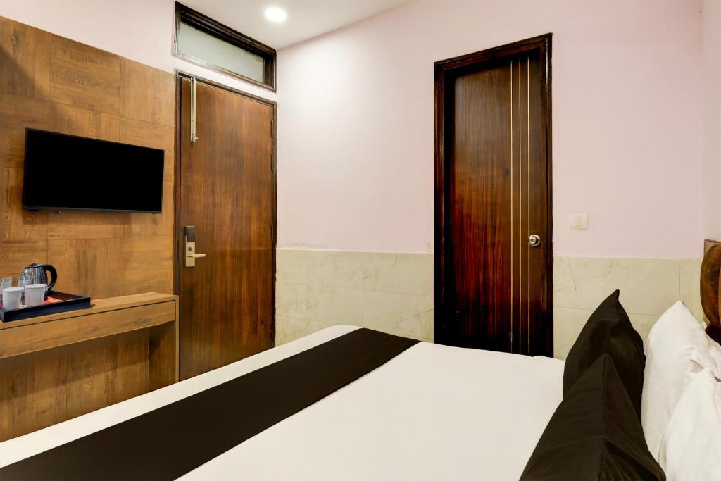 TV a/nebo společenská místnost v ubytování Super Hotel O Alipur Narela