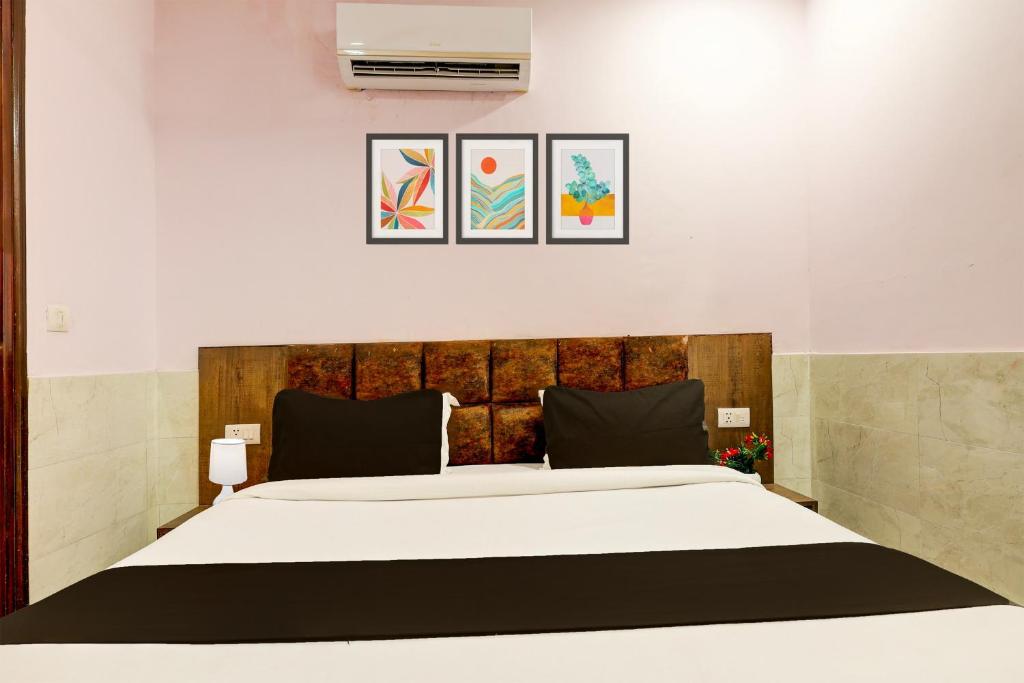 Postel nebo postele na pokoji v ubytování Super Hotel O Alipur Narela