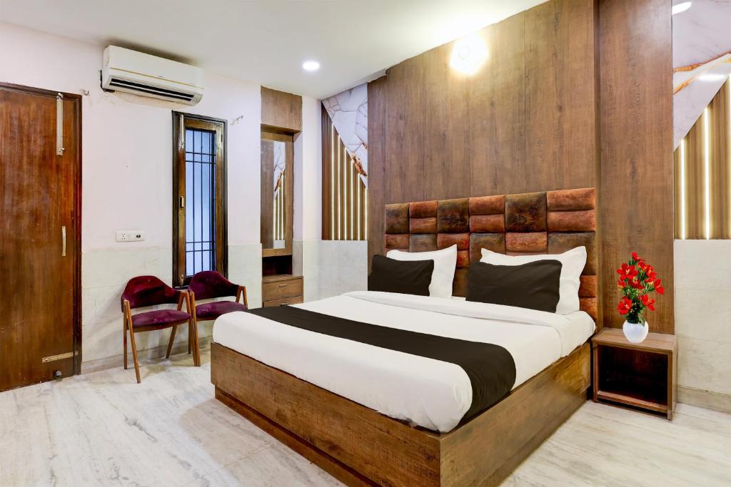 Postel nebo postele na pokoji v ubytování Super Hotel O Alipur Narela