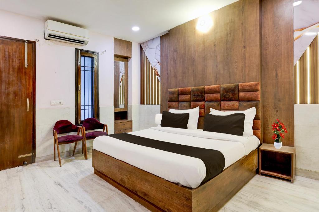 Postel nebo postele na pokoji v ubytování Super Hotel O Alipur Narela