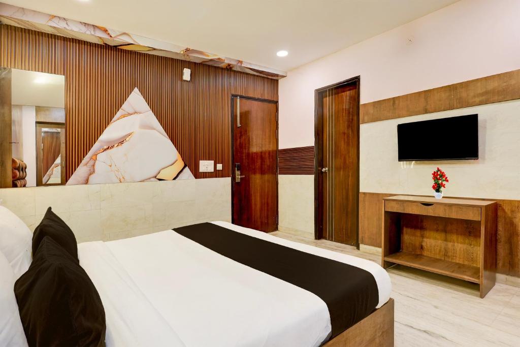 TV a/nebo společenská místnost v ubytování Super Hotel O Alipur Narela