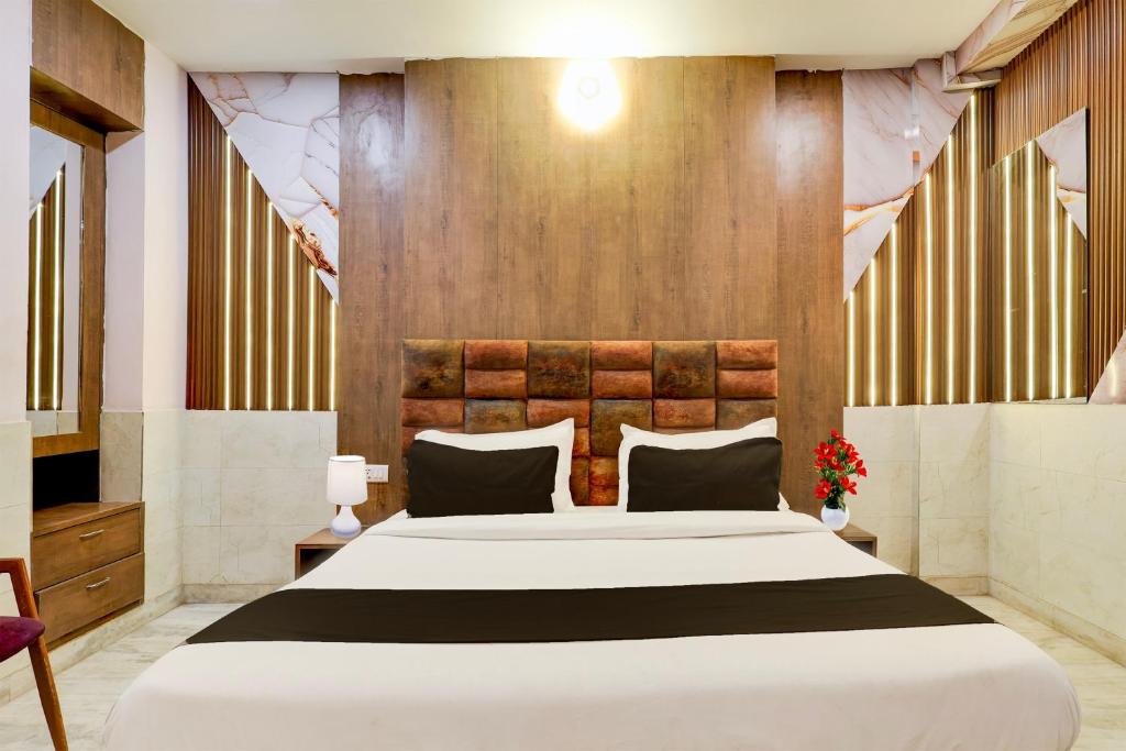 Postel nebo postele na pokoji v ubytování Super Hotel O Alipur Narela
