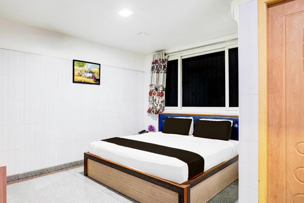 Postel nebo postele na pokoji v ubytování Super Hotel O Arcot Road Porur