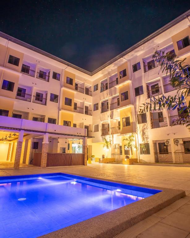 Bazén v ubytování Panglao Vista Suites by SMS Hospitality nebo v jeho okolí