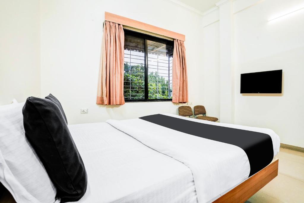 Postel nebo postele na pokoji v ubytování Super Hotel O Nashik
