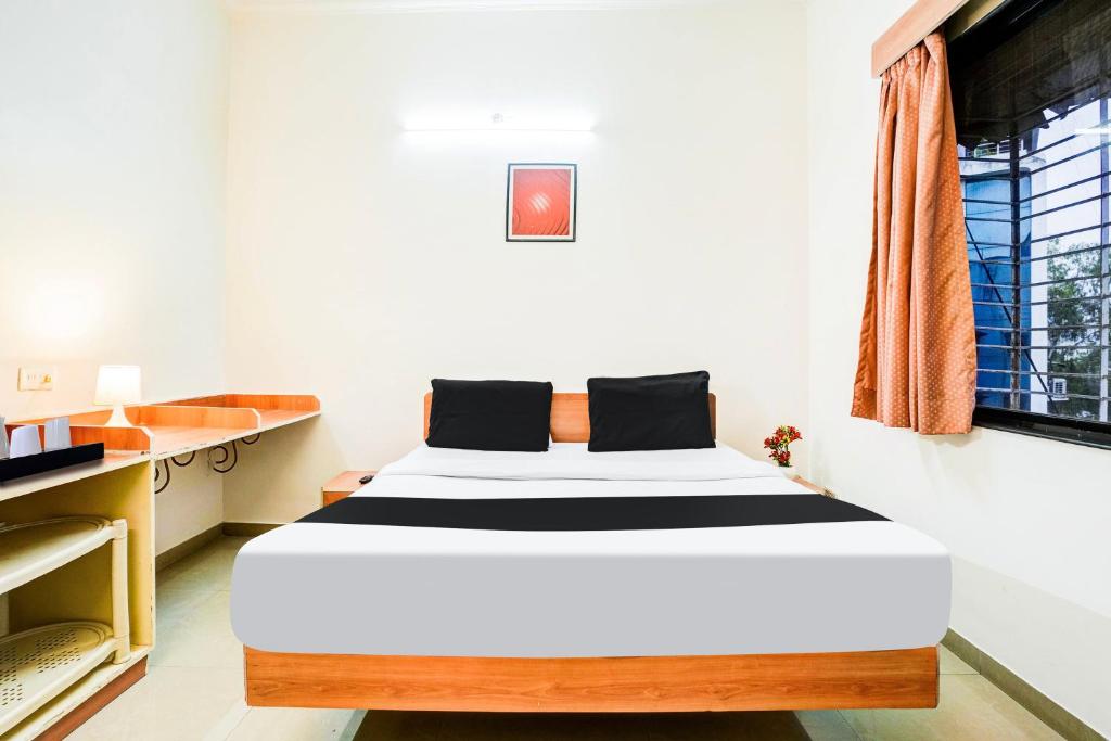Postel nebo postele na pokoji v ubytování Super Hotel O Nashik
