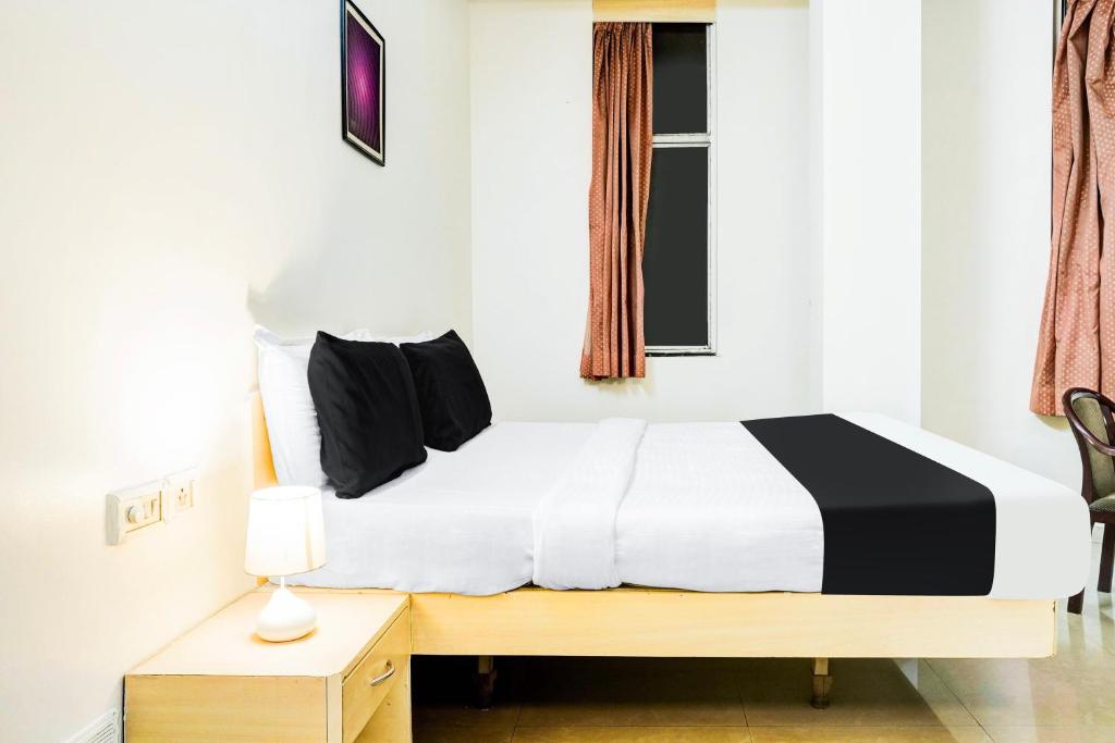 Postel nebo postele na pokoji v ubytování Super Hotel O Nashik