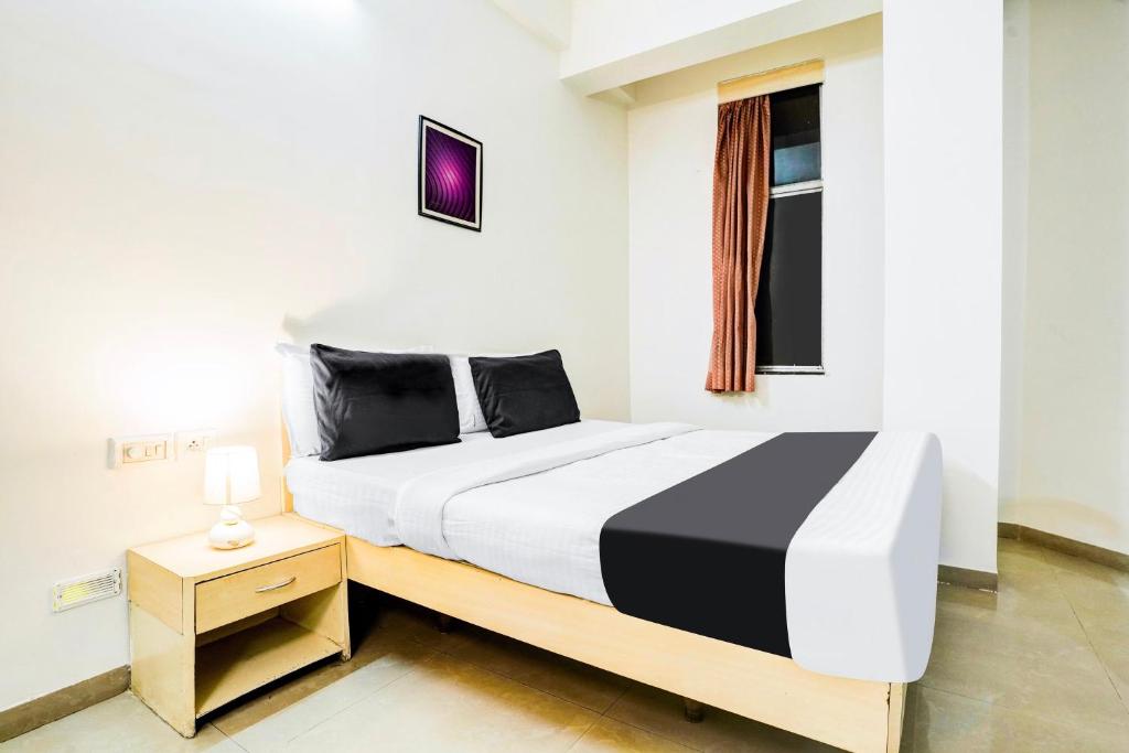 Postel nebo postele na pokoji v ubytování Super Hotel O Nashik