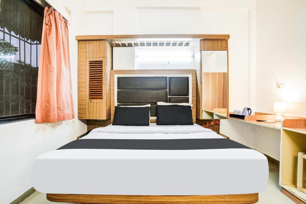 Postel nebo postele na pokoji v ubytování Super Hotel O Nashik