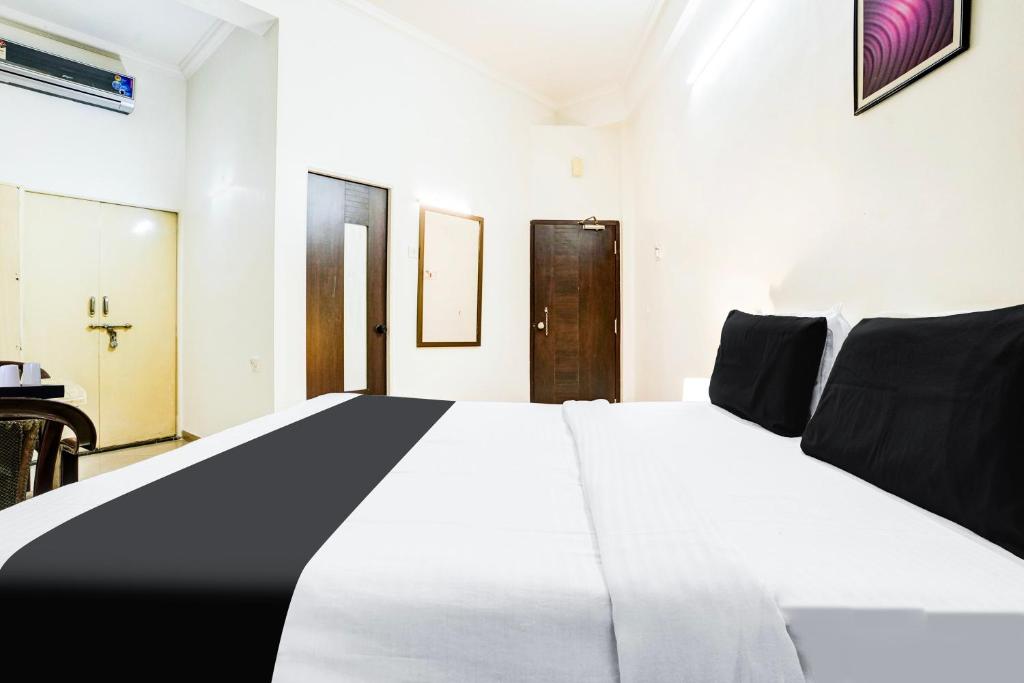 Postel nebo postele na pokoji v ubytování Super Hotel O Nashik
