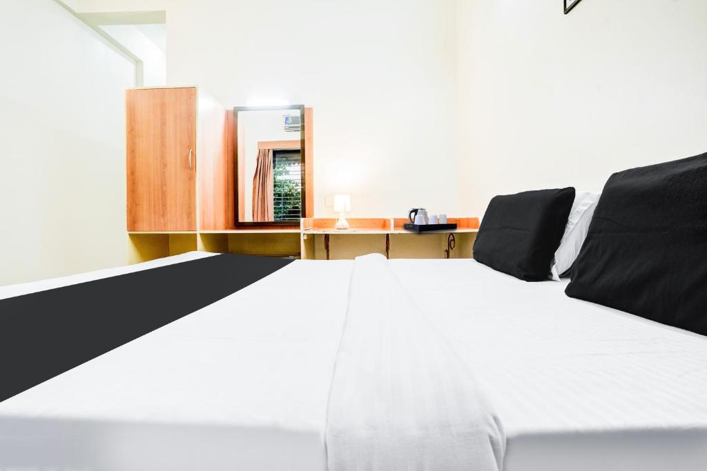 Postel nebo postele na pokoji v ubytování Super Hotel O Nashik