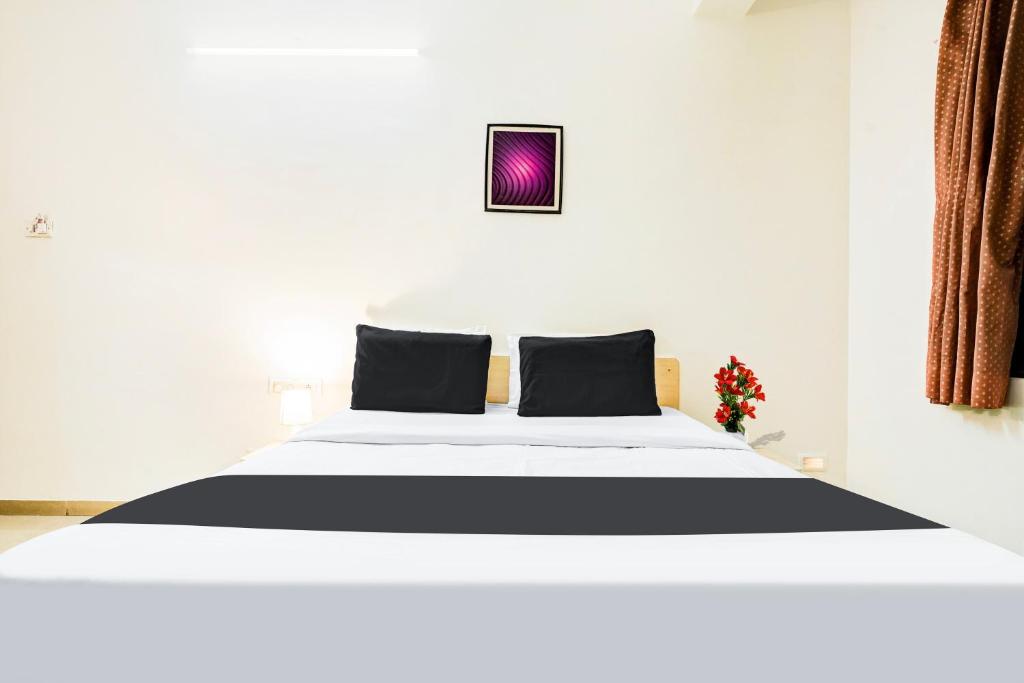 Postel nebo postele na pokoji v ubytování Super Hotel O Nashik