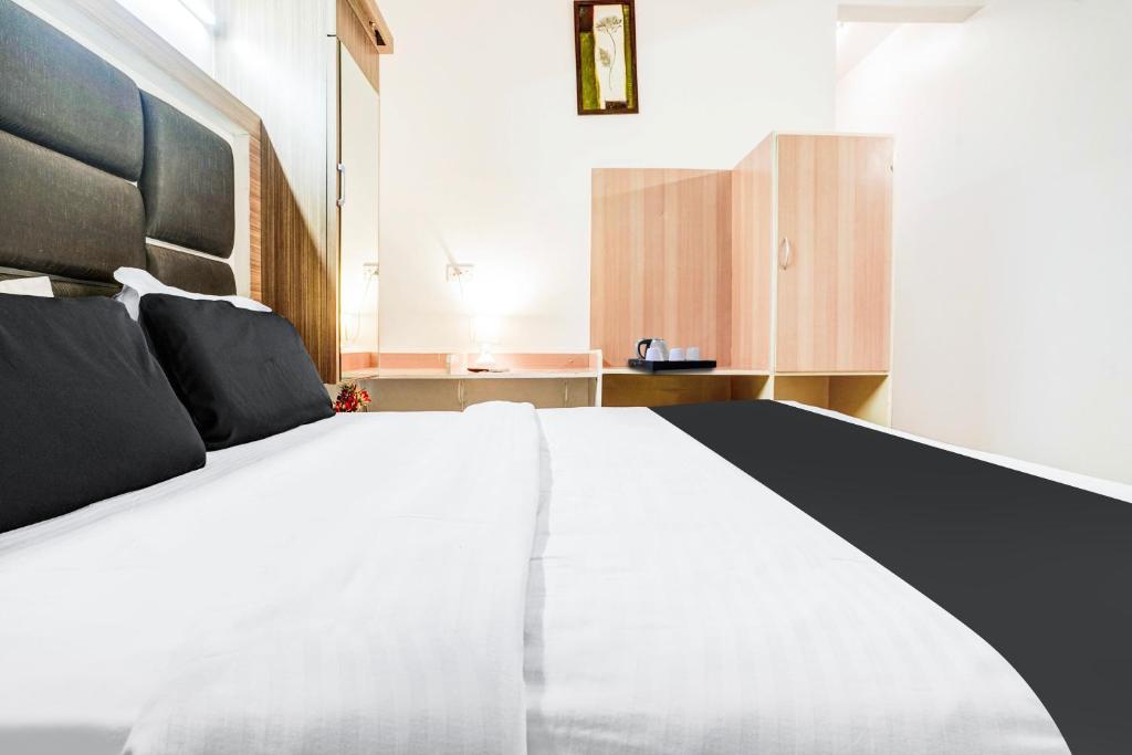 Postel nebo postele na pokoji v ubytování Super Hotel O Nashik