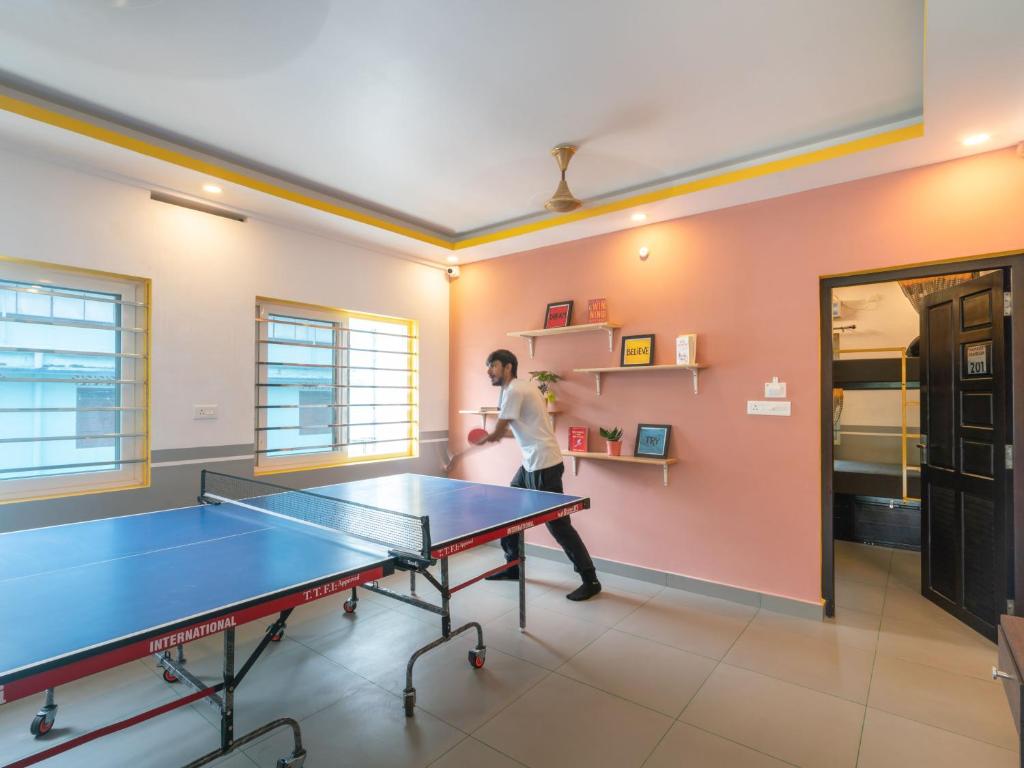 Stolní tenis v ubytování The Hosteller Fort Kochi nebo okolí