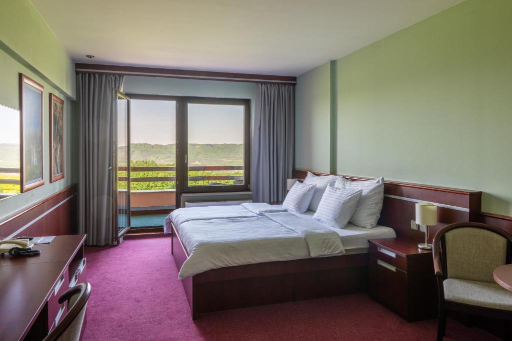 Postel nebo postele na pokoji v ubytování OREA Resort Panorama Moravský kras