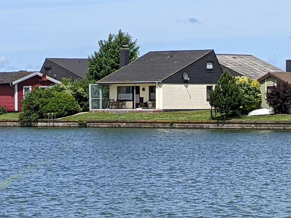 布特亚丁根Ferienhaus Eul In Butjadingen Großwürden的位于水岸边的房子