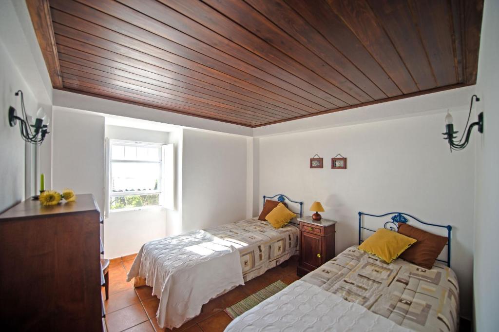 Postel nebo postele na pokoji v ubytování Casas do Capelo