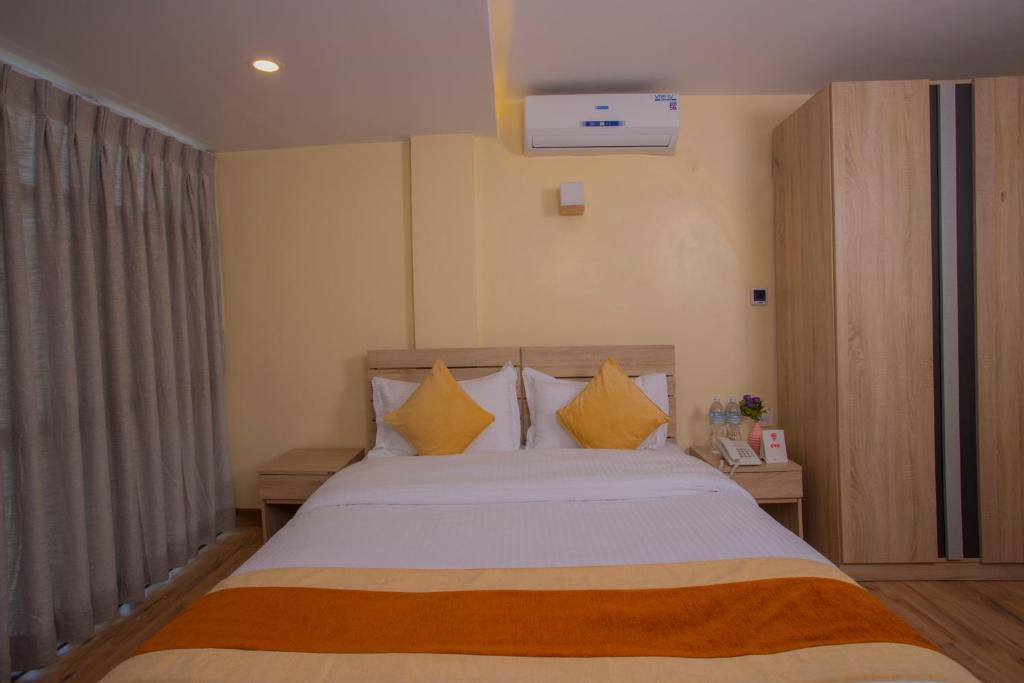 Postel nebo postele na pokoji v ubytování OYO 262 Hotel Kumari