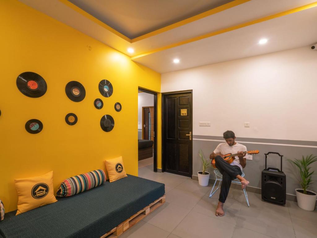 Posezení v ubytování The Hosteller Fort Kochi